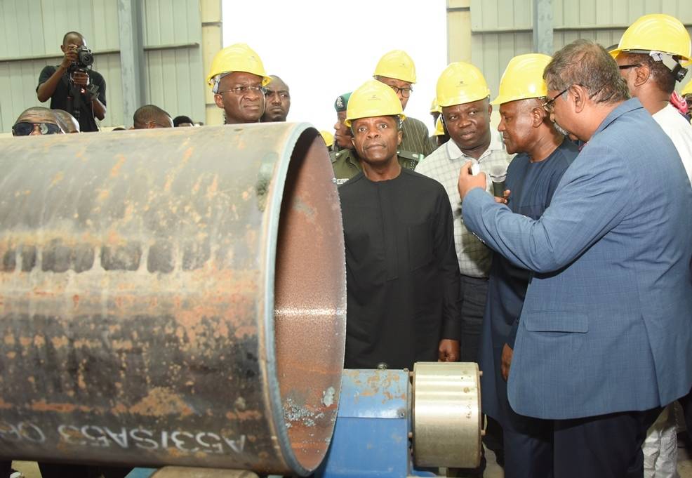 Lagos State Governor, Akinwunmi Ambode (middle), with Vice President, Prof. Yemi Osinbajo (2nd left); Minister of Power, Works & Housing, Mr. Babatunde Fashola (left), President, Dangote Group; Alhaji Aliko Dangote (2nd right) and Group Executive Director, Dangote Projects, Mr. Devarcoma  Edwin during the Vice President’s inspection visit to the Dangote Fertilizer Plant at the Lekki Free Trade Zone, Lagos, recently